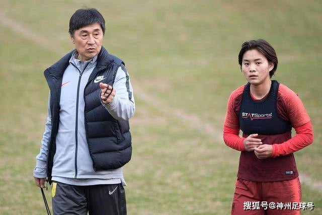 林书豪：马刺后期进攻太多文班单打 需创造不同战术&让凯尔登多打
